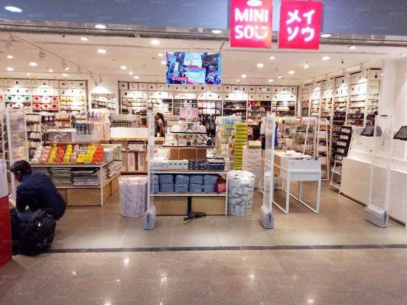 MINISO బోటిక్ CuboM AM7806 సెక్యూరిటీ డోర్‌ను ఇన్‌స్టాల్ చేస్తుంది